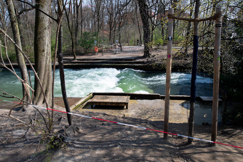 Der Bereich um die Eisbachwelle im Englischen Garten in München ist abgesperrt.