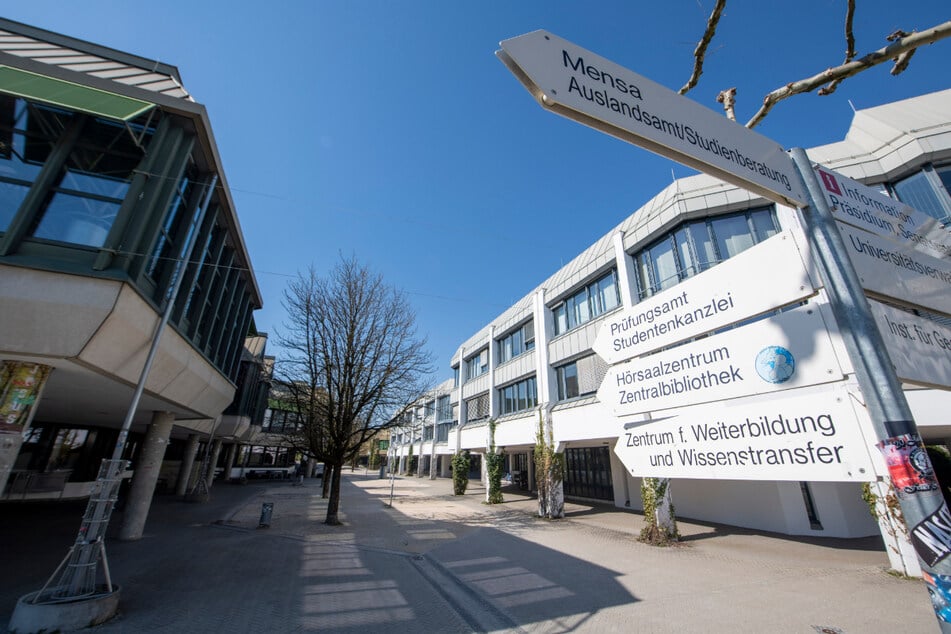 Der Campus der Universität Augsburg an seinem zentralen Platz bei der Mensa. Ob künftig auch ein Schild den Weg zu den Sex-Löchern ausweisen wird?