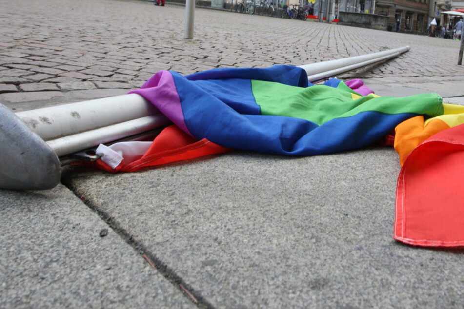 Regenbogenfahne vor dem Rathaus abgerissen und CSD Pirna e. V. bespuckt: Polizei sucht Zeugen