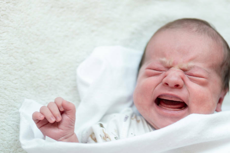 Der Angeklagte soll das acht Monate alte Baby seiner damaligen Freundin misshandelt und schließlich erstikct haben (Symbolbild)