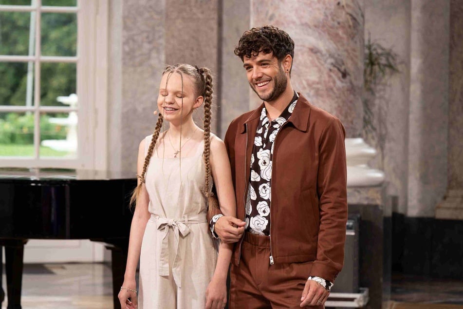 An der Seite von Luca Hänni (31) stellt sich Neyla (14) dem Urteil der Jury.