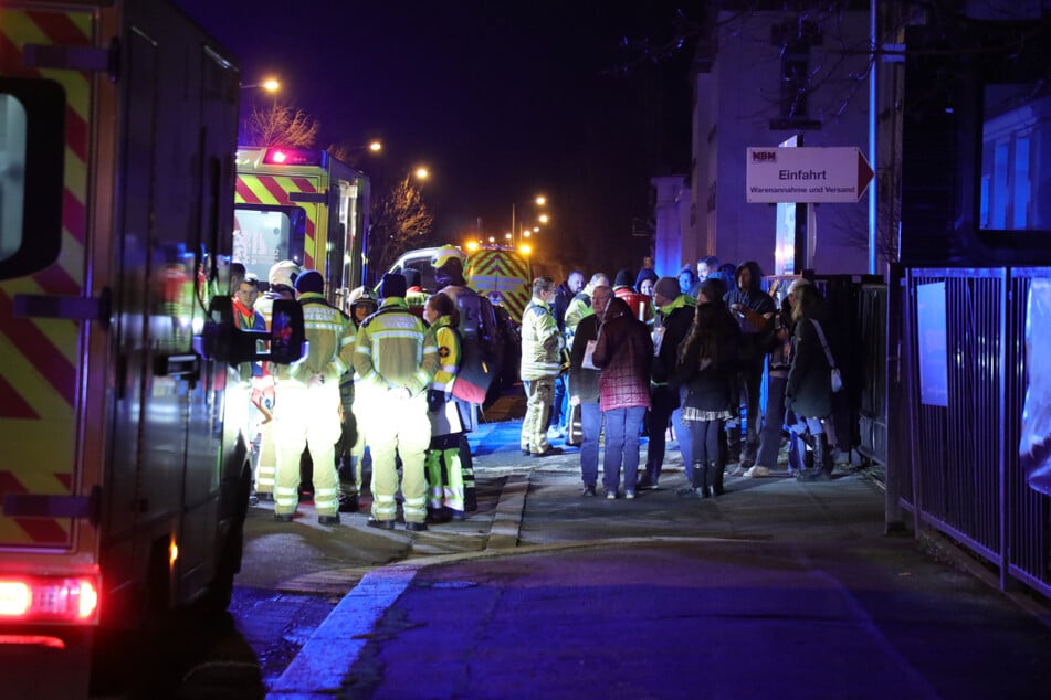 Vor dem Restaurant Poseidon kam es zu einer Ansammlung von Menschen.