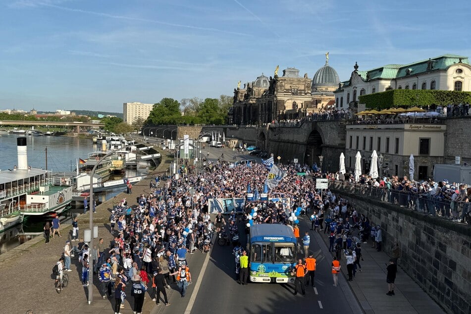 Die Fans trieben den Bus quasi in Richtung Eissporthalle.