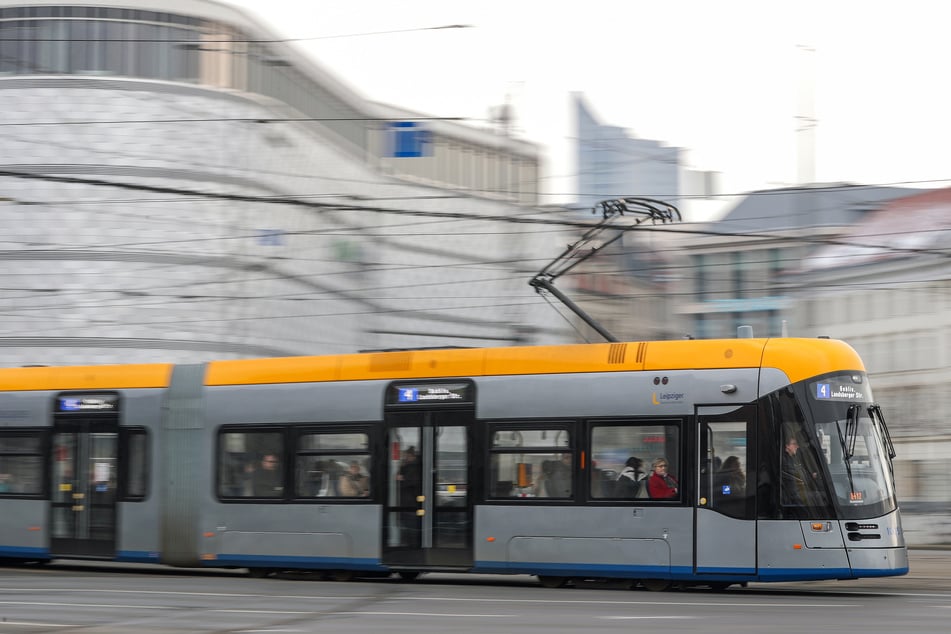 Laut LVB nutzen 200.000 Menschen monatlich die LeipzigMove-App, zum Beispiel um zu checken, wann die nächste Straßenbahn kommt. (Archivbild)