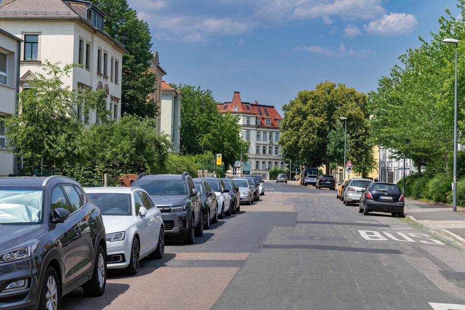 Bis März 2027 soll das letzte Stückchen Radroute auf der Kipsdorfer Straße fertig werden. Auf einer Straßenseite entfallen dann fast alle Parkplätze.