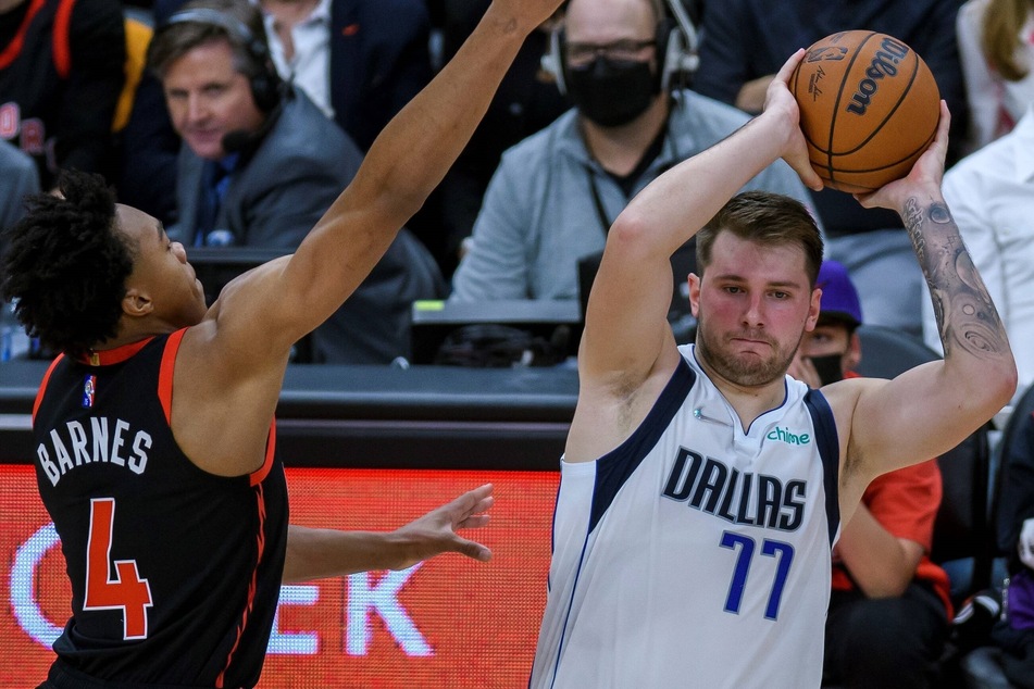 Mavericks guard Luka Doncic (r) led all scorers with 25 points on Monday night.