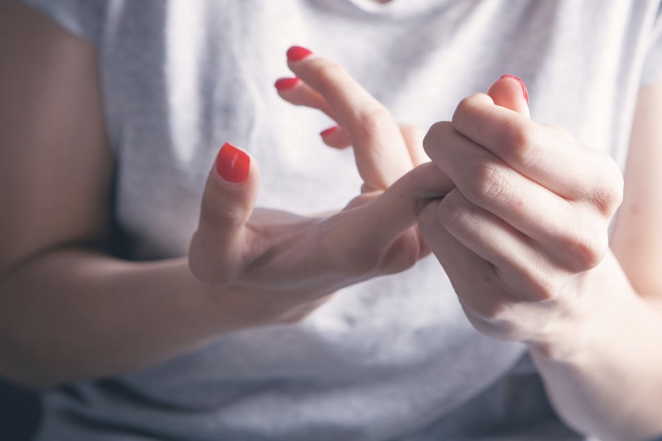 Junge Frau will über Zaun klettern und bleibt hängen: Finger abgerissen