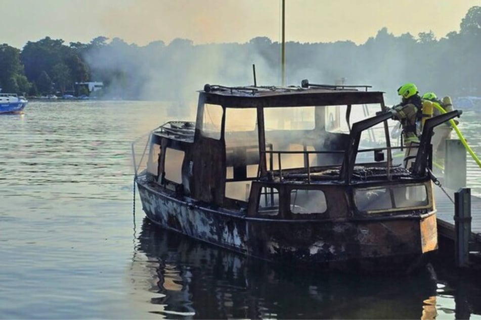 Berlin: Zehn-Meter-Boot in Köpenick abgefackelt