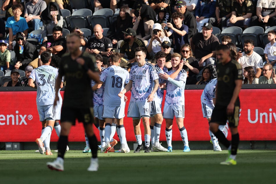 Timo Werner (30) mitten in der Jubel-Traube. Nach seinem Treffer zum zwischenzeitlichen 2:0 lässt sich der Stürmer natürlich feiern.