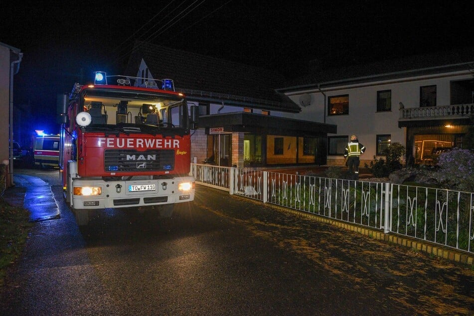 Die Feuerwehr brachte die abgefackelte Küchenzeile nach draußen.