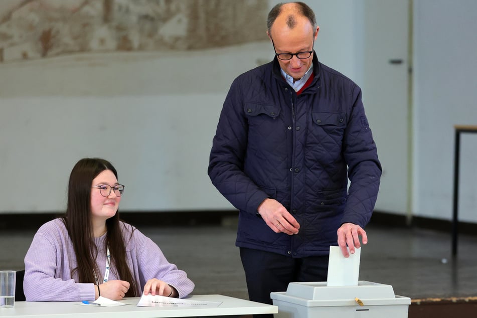 Friedrich Merz (69, CDU), Parteivorsitzender und Kanzlerkandidat, gibt im Wahllokal in der Schützenhalle Arnsberg-Niedereimer seine Stimme ab.