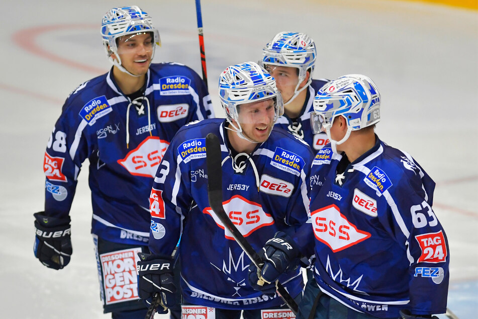 Hier gratuliert David Suvanto (2.v.l.) noch David Rundqvist (r.) zum 2:3. Im Schlussdrittel fehlte der Schwede verletzt.
