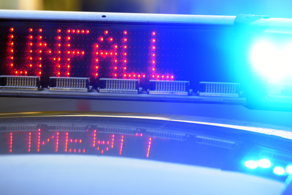 Unfall A8: Transporter fährt auf A8 auf Lastwagen auf: Zwei Menschen schwer verletzt