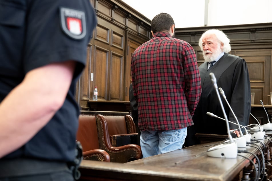 Der 29-jährige Angeklagte unterhält sich im Gerichtssaal mit seinem Anwalt. (Archivbild)