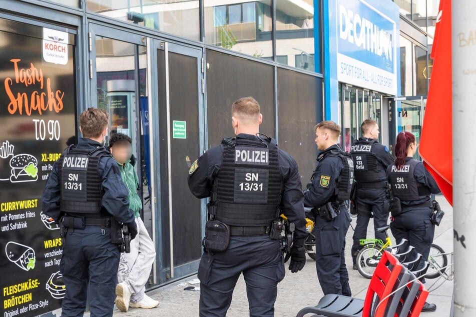 Eine Polizeikontrolle während des Rundgangs.