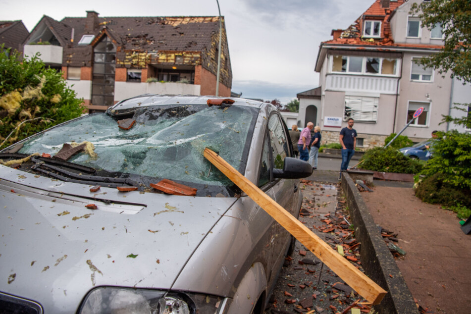 Neben abgedeckten Dächern mussten auch einige Autos dran glauben und wurden teilweise komplett zerstört.