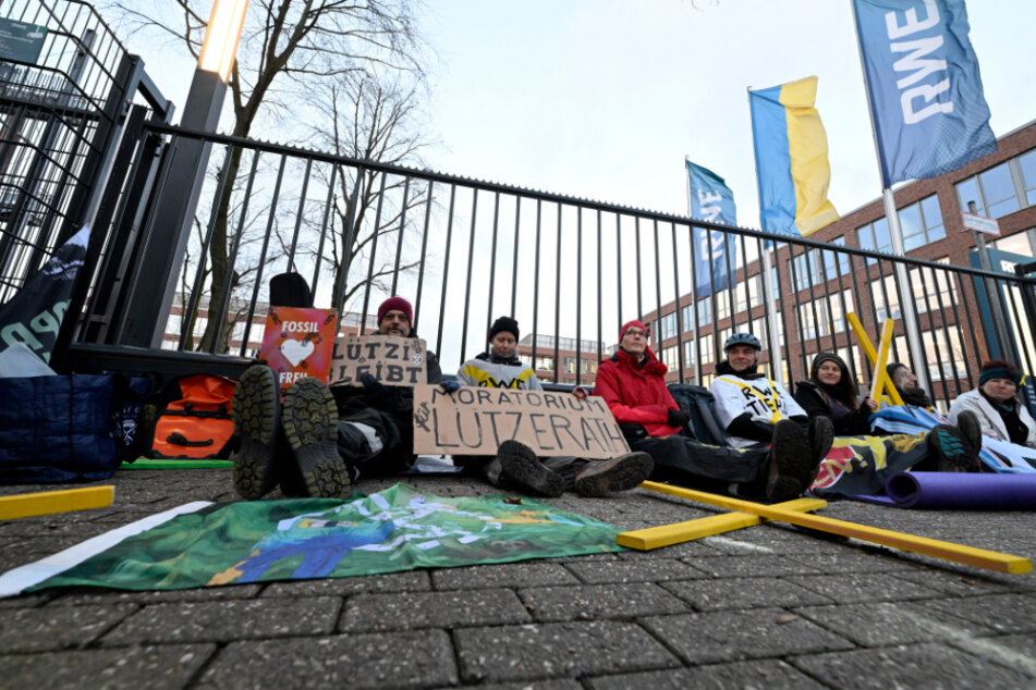 Klimaaktivisten haben sich vor die RWE-Zentrale gekettet.