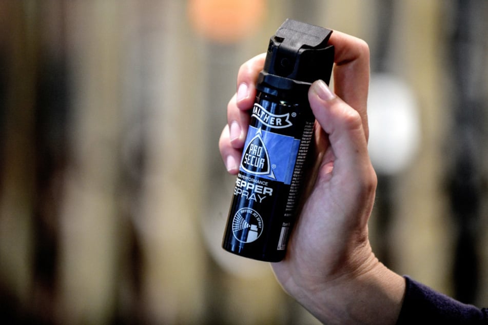 Ein Randalierer (34) setzte gegen die Beamten Pfefferspray ein. (Symbolfoto)