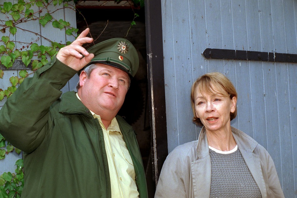 1998 in Brandenburg: Dorfpolizist Horst Krause (79) und Ermittlerin Jutta Hoffmann (80) bei Dreharbeiten für die rbb-TV-Krimireihe "Polizeiruf 110".