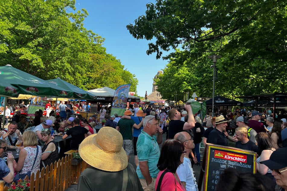 In Biergarten-Atmosphäre kann man sich bei der Leipziger Bierbörse durch verschiedene Sorten probieren und gemütlich sitzen.