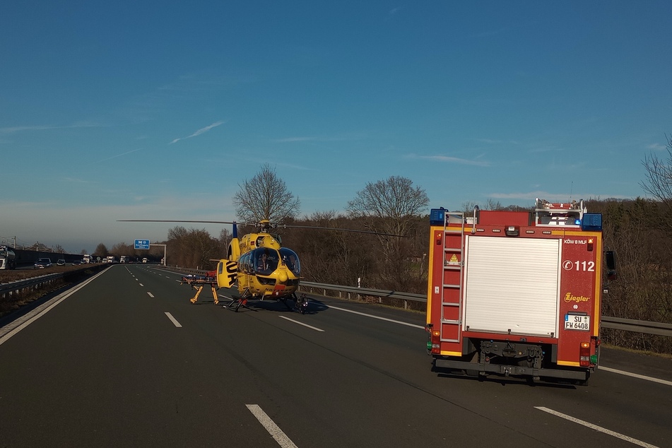 Die A3 ist Richtung Köln voll gesperrt. Ein Rettungshubschrauber landete am Mittag auf der Autobahn.