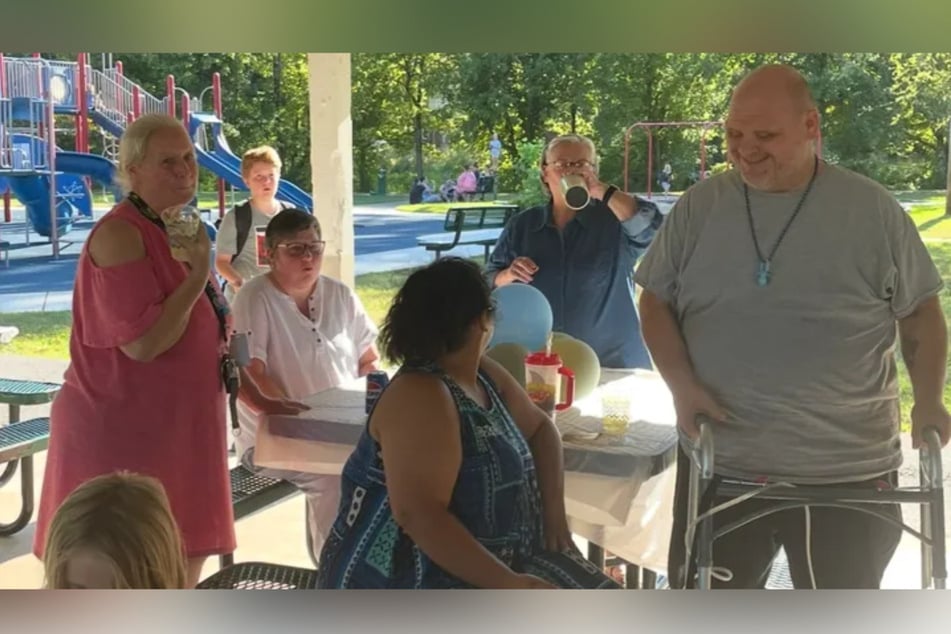 James Alexander Smith (50, ganz rechts) und seine drei Monate alte Enkeltochter (nicht im Bild) wurden von der Polizei leblos und umringt von blutrünstigen Hunden gefunden.