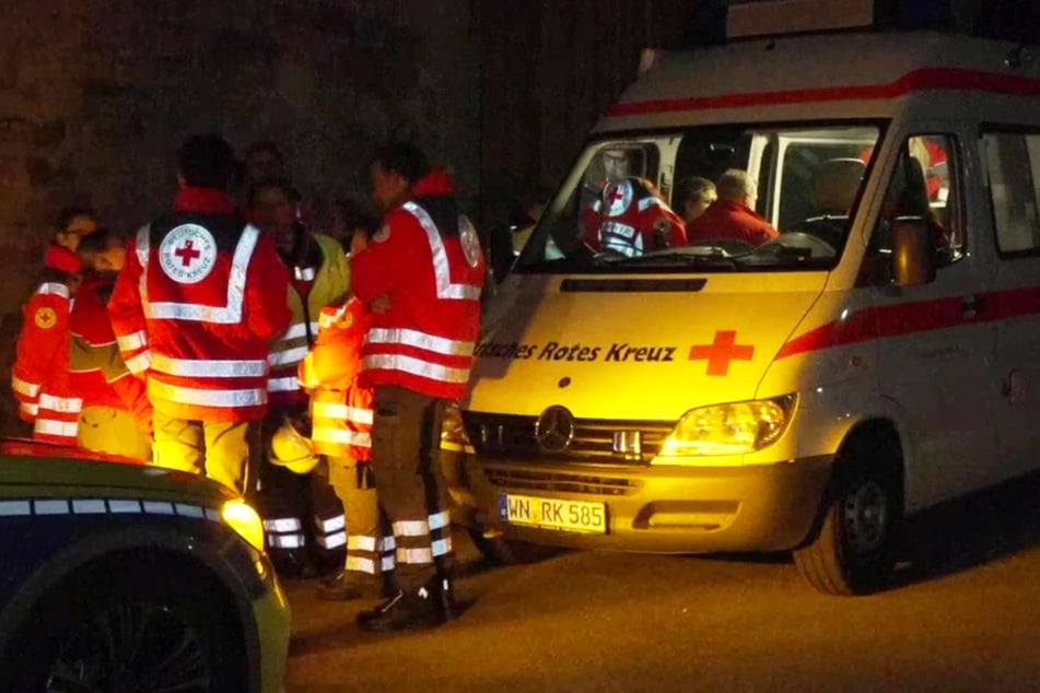 Auch der Rettungsdienst rückte vorsorglich zum Supermarktparkplatz aus.