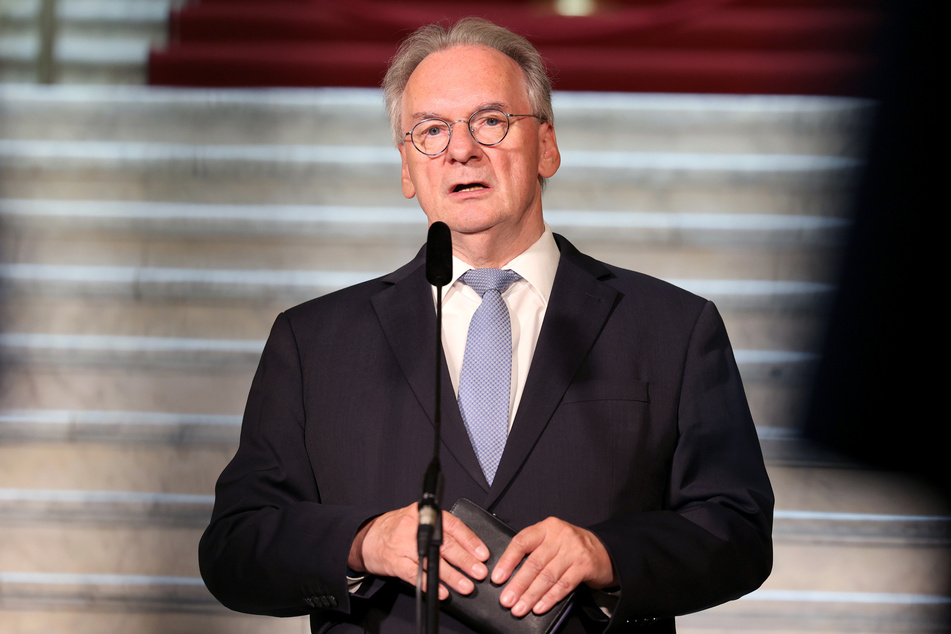 Auch Sachsen-Anhalts Ministerpräsident Reiner Haseloff (68, CDU) nimmt das Thema Stromsparen ernst.