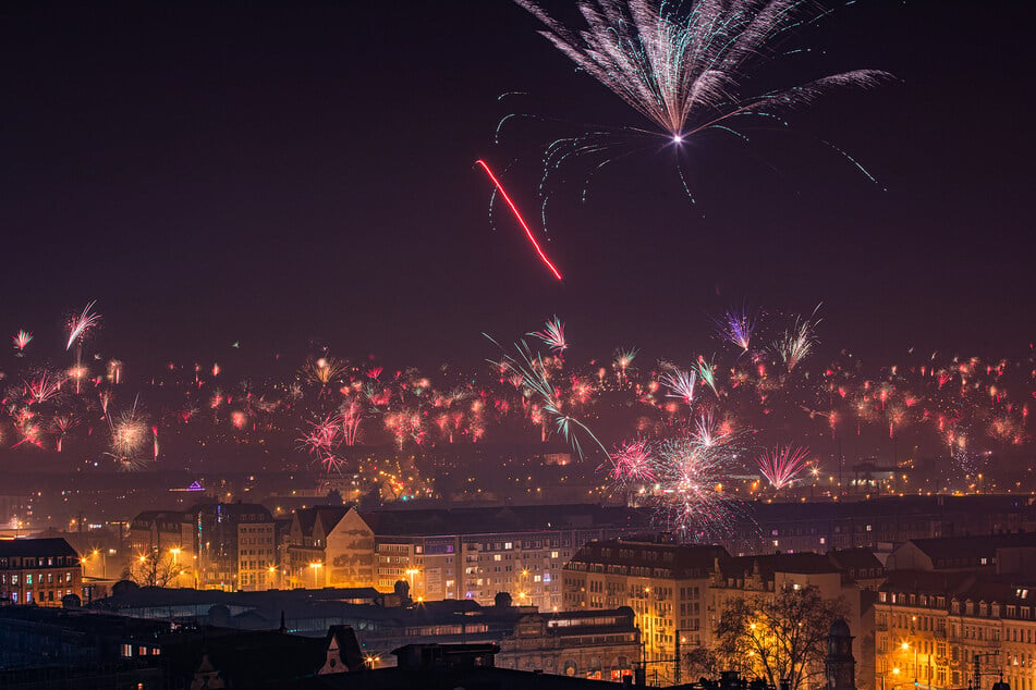 In der Friedrichstadt (vorn) und Gorbitz (hinten) wurde Silvester mit Hunderten kleinen Feuerwerken gefeiert.