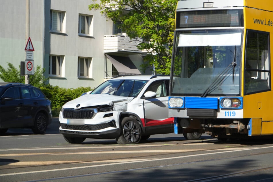 Wieder Straßenbahn-Crash in Leipzig: Person im Rollstuhl stürzt in der Tram