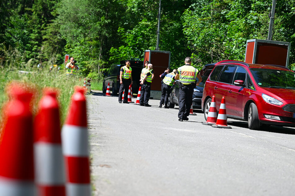 Bundespolizisten kontrollieren den Verkehr an der Grenze bei Griesen.