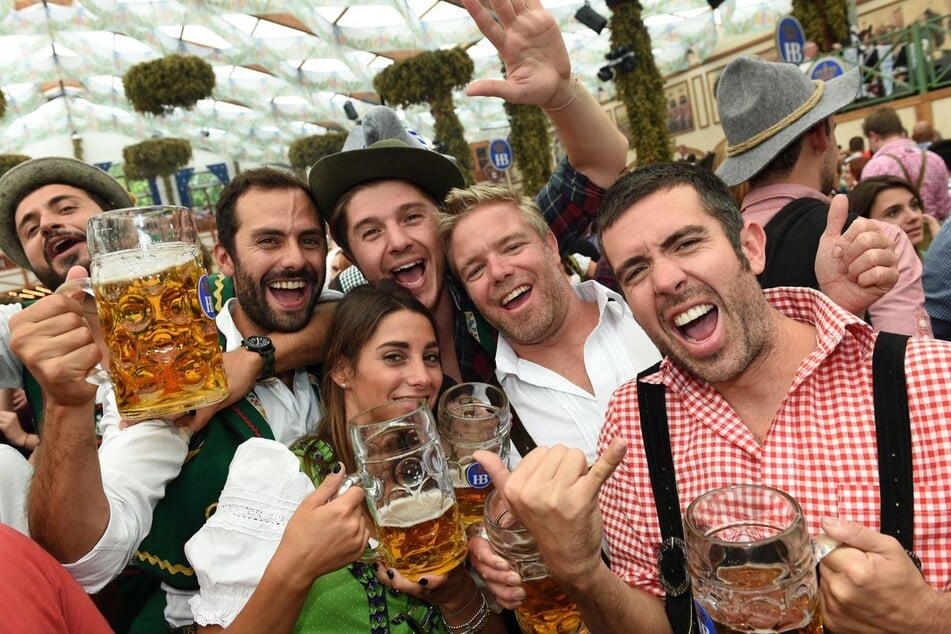 Besucher aus Italien reisen traditionell am zweiten Wiesn-Wochenende nach München. (Archivbild)