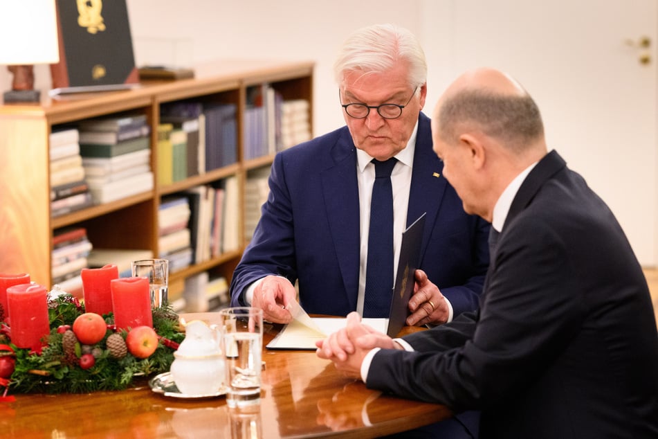 Nach dem Aus der Ampel-Koalition hat Olaf Scholz (66, r.) im Bundestag die Vertrauensfrage gestellt, um eine Neuwahl herbeizuführen. Bundespräsident Frank-Walter Steinmeier (68, l.) muss nun innerhalb von drei Wochen entscheiden, ob der Bundestag aufgelöst wird.