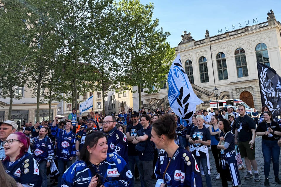 Am Nachmittag versammelten sich zahlreiche Eislöwen-Fans in der Innenstadt.