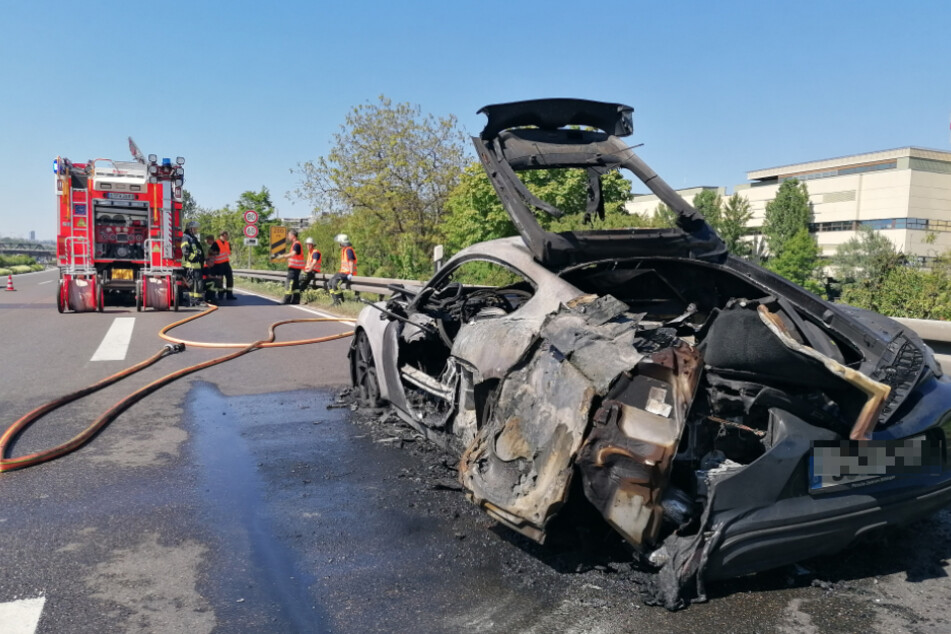 Der 27-jährige Fahrer konnte sich noch rechtzeitig aus seinem Wagen retten.