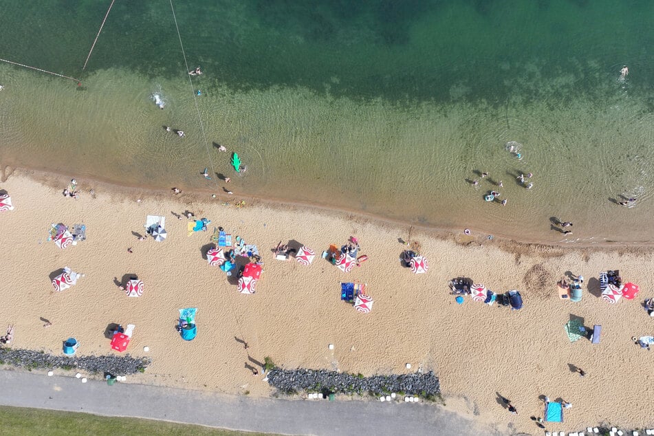 Der Rather See in Köln ist ein beliebtes Badeausflugsziel in NRW. (Archivbild)