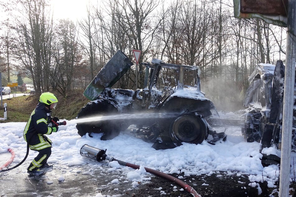 Die Löscharbeiten dauerten rund vier Stunden. Zurück blieb ein Mega-Sachschaden.