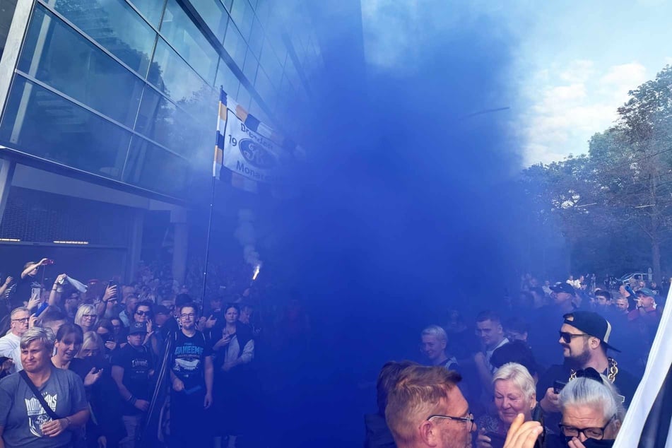 Die Dresdner Fans hielten bei der Pyro-Show der Royals mit blauen Fackeln dagegen.