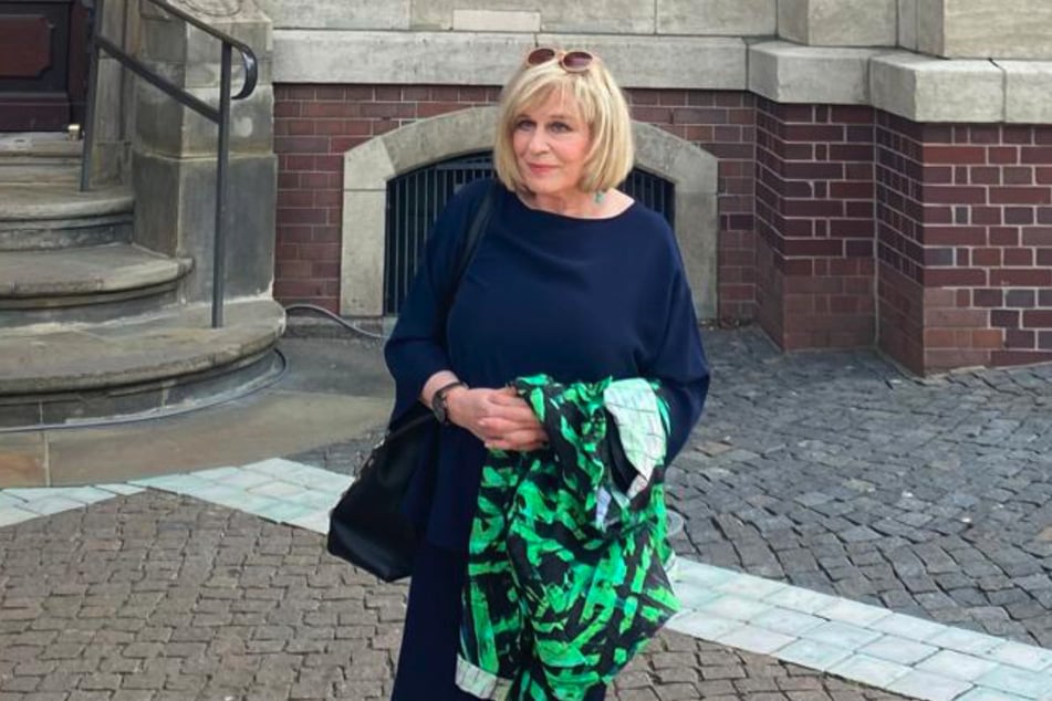 Auch Mary Roos ist mittlerweile eingetroffen. Sie hält bei der Trauerfeier die Abschlussrede.