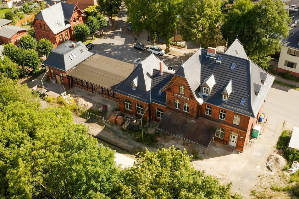 Das Bahnhofgebäude in Ballenstedt (Landkreis Harz) wurde für rund 70.000 Euro von dem Ehepaar aus den Niederlanden gekauft.