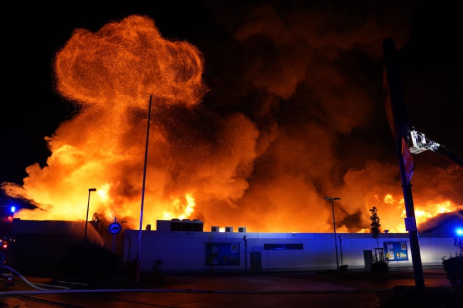 Heftige Flammen steigen empor.