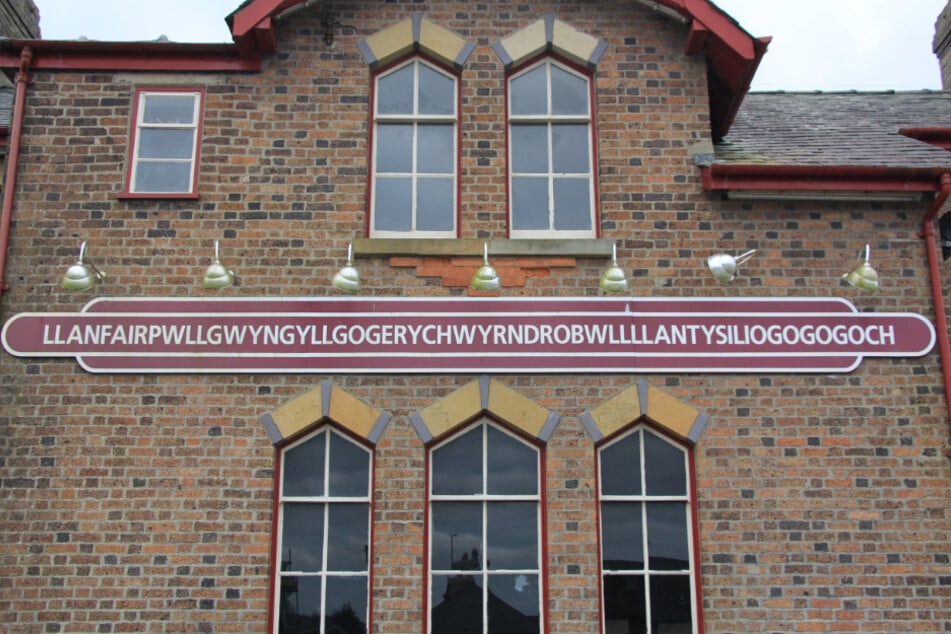 Ein Blick auf den Bahnhof der Gemeinde in Wales, deren Fußballklub nun einen prominenten Sponsor bekommt.
