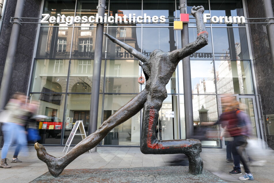 Die Bronzeplastik "Der Jahrhundertschritt" von Wolfgang Mattheuer steht vor dem Zeitgeschichtlichen Forum Leipzig.