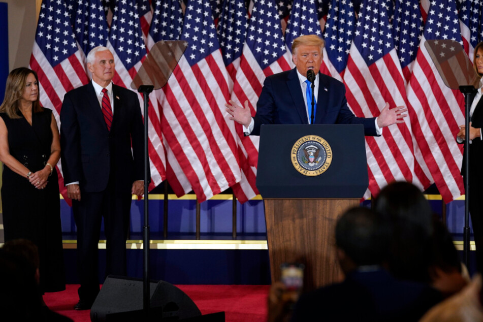 Mike Pence (61) (2. v.l.) neben seiner Ehefrau Karen und dem US-Präsidenten Donald Trump.