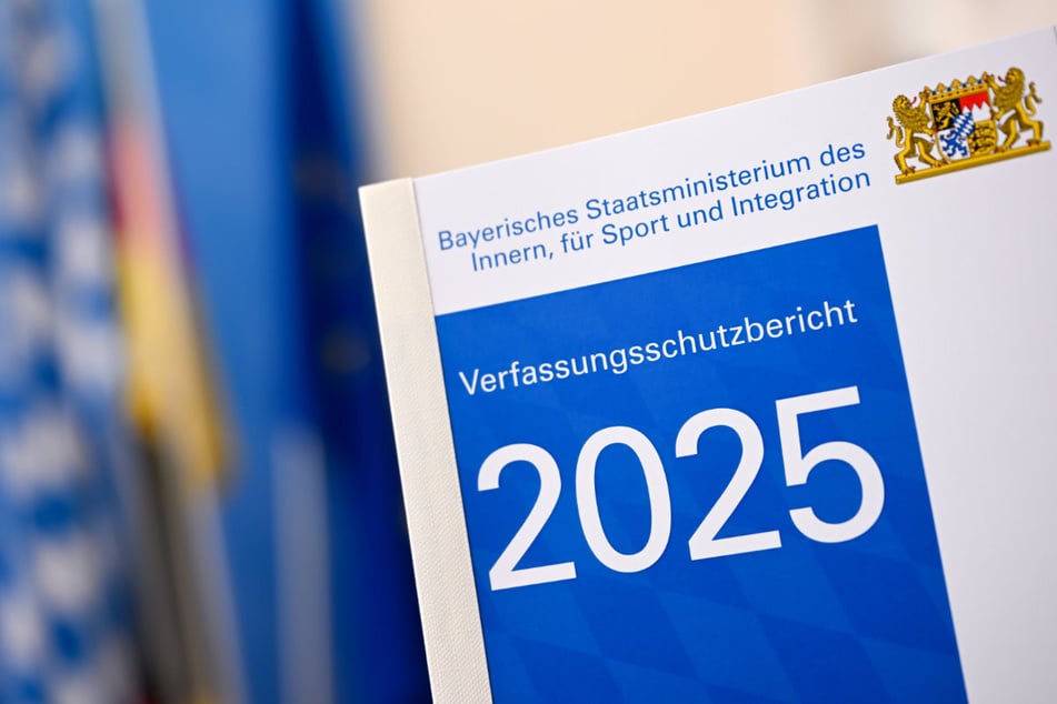 Sabotageaktionen würden laut Bericht - zum einen im Interesse ausländischer Mächte, zum anderen von inländischen Extremisten - zur Schwächung der Demokratie eingesetzt.