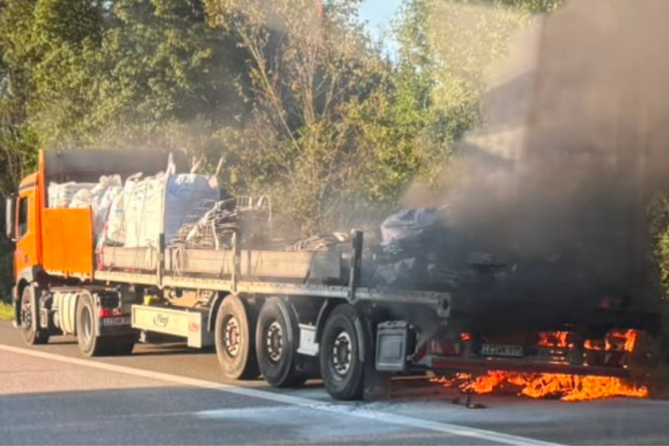 Unfall A23: Reifenplatzer! Brennender Lkw sorgt für Chaos auf Autobahn bei Hamburg