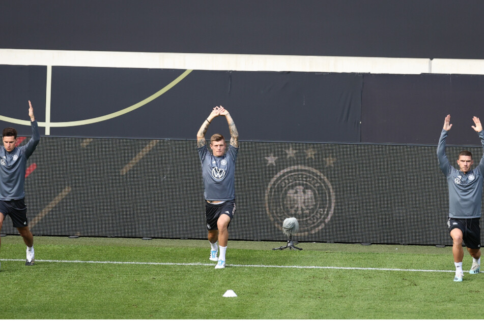 Abschlusstraining in der Mercedes-Benz-Arena: Julian Draxler (v.l.n.r.), Toni Kroos und Robin Gosens wärmen sich auf dem Platz auf.