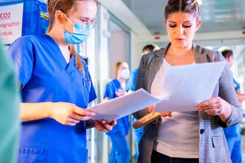 Bei einer Besprechung geht es um die Verlegung einer Patientin auf die Intensivstation.