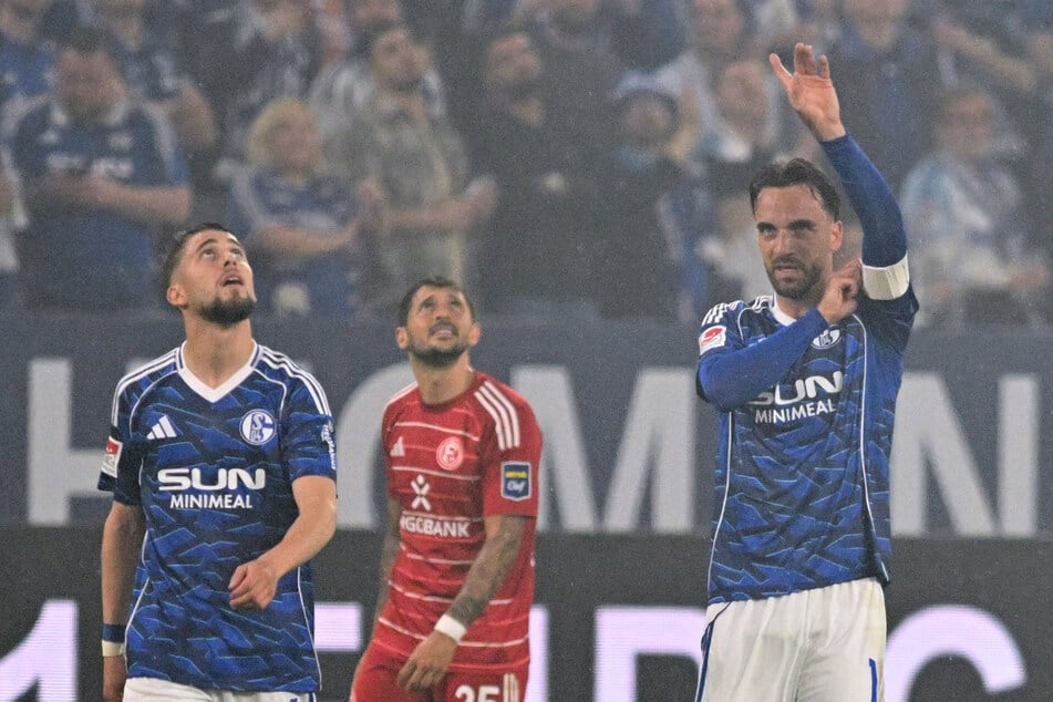 Der Kapitän Kenan Karaman (rechts) erzielte das Schalker Tor des Tages.