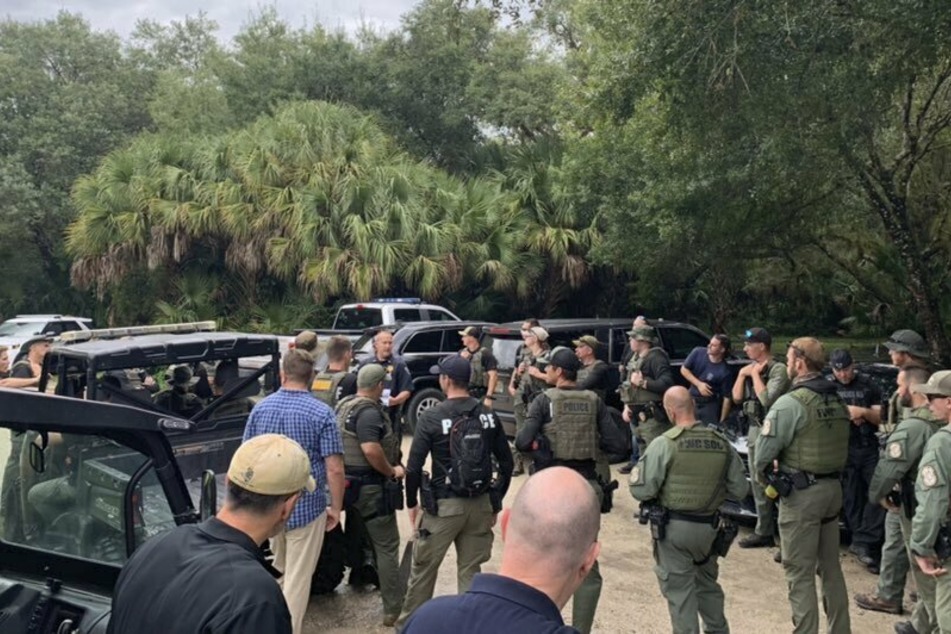 Polizisten suchen in Sarasota (Florida) nach Brian Laundrie.